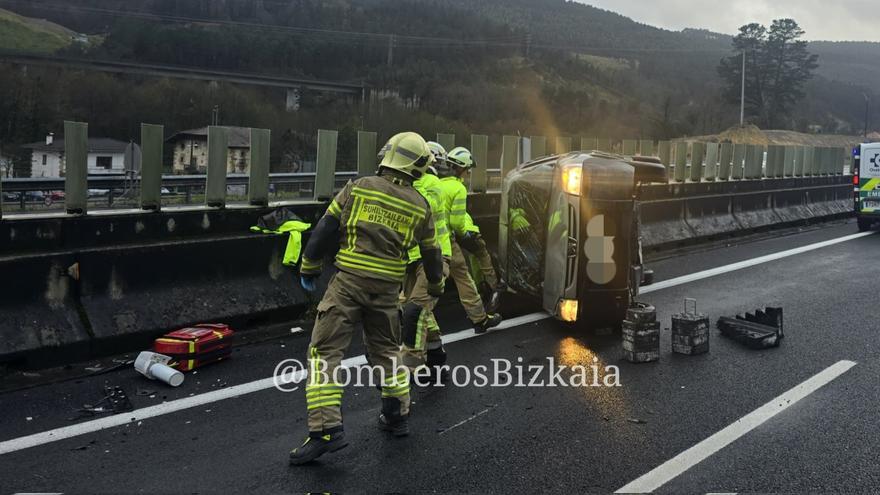 Dos heridos en un accidente de tráfico en la AP-8, en Galdakao