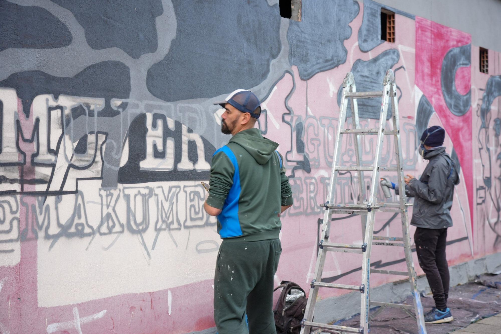 En imágenes: 50 años de libertad y democracia en murales
