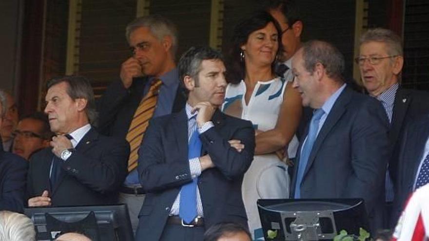 El presidente de Osasuna, Miguel Archanco (segundo por la izquierda), en el palco de San Mamés durante el choque liguero de la última temporada entre bilbainos y navarros.