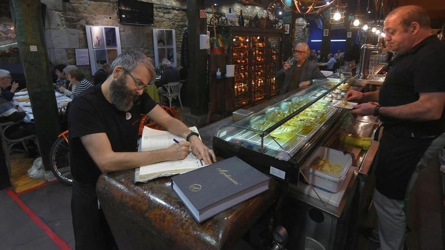 La cara B de la restauración en Navidad: uvas con la "familia laboral" y trabajo a destajo