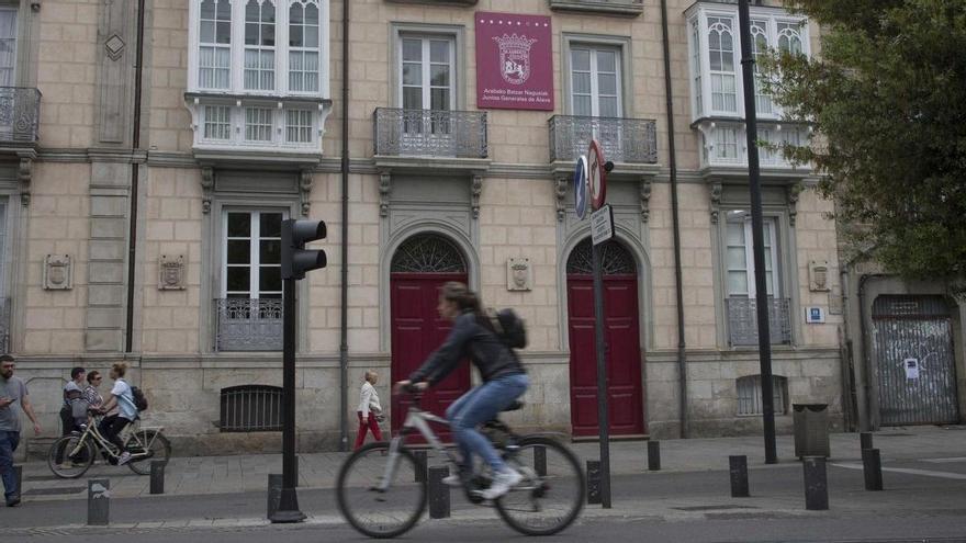 Las Juntas Generales de Álava iluminan su sede con motivo del Día Mundial contra el Cáncer
