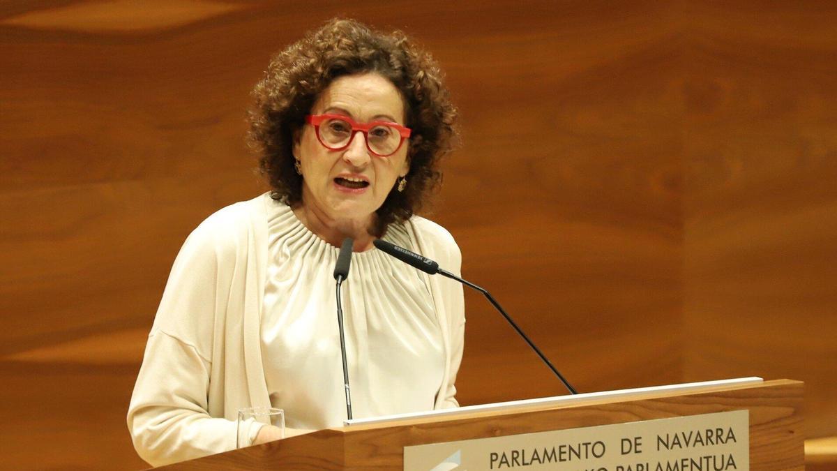 La consejera Carmen Maeztu interviene desde la tribuna del Parlamento de Navarra, en una imagen de archivo.