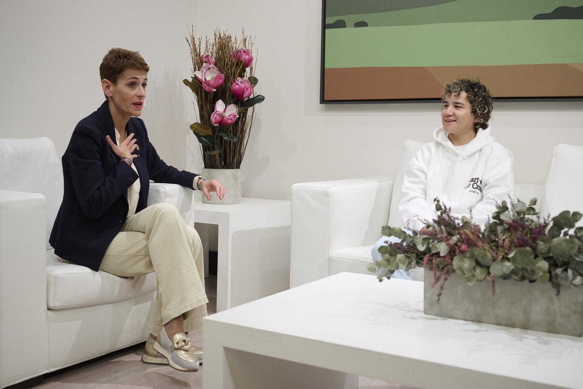 María Chivite recibe a Paula Ostiz en el Palacio de Navarra