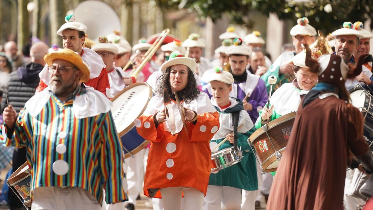 Una de las muchas comparsas de Tolosa.