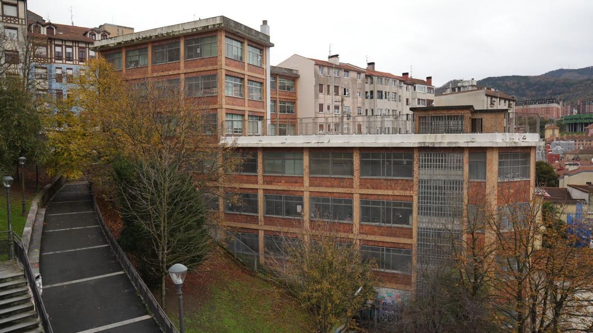 El colegio Presentación de María Hijas de la Cruz se encuentra entre Ronda y Solokoetxe.