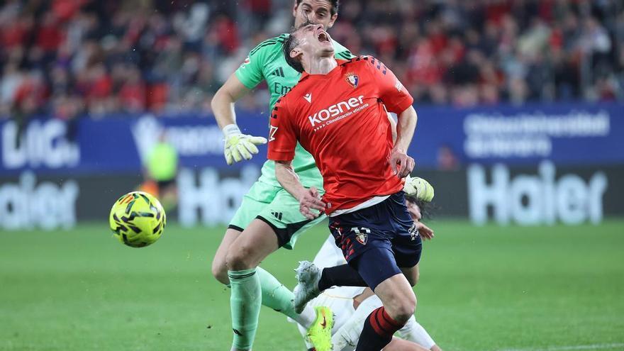 Courtois busca excusas para no admitir su penalti sobre Budimir: "Mete el pie debajo del mío"