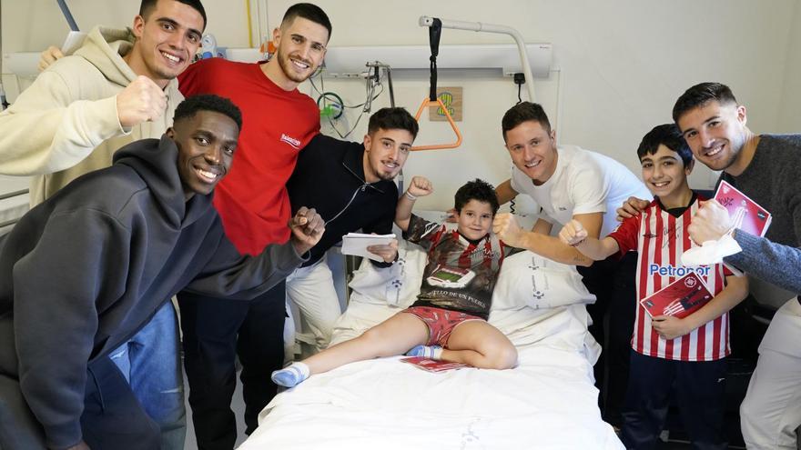 Los jugadores del Athletic visitan a los niños en los hospitales