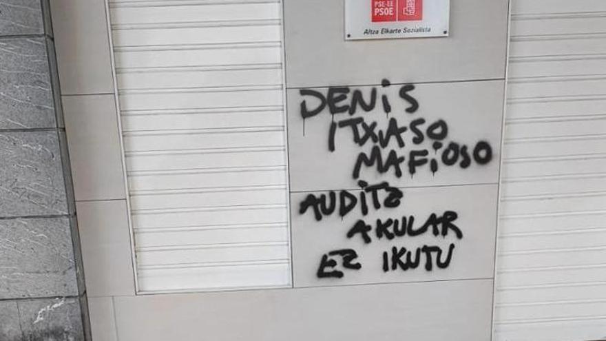 El PSE condena la aparición de pintadas contra Denis Itxaso en la sede de Altza