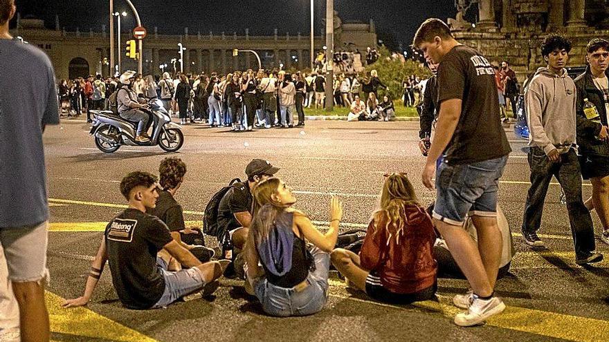 España avanza en la desescalada con la amenaza de los macrobotellones