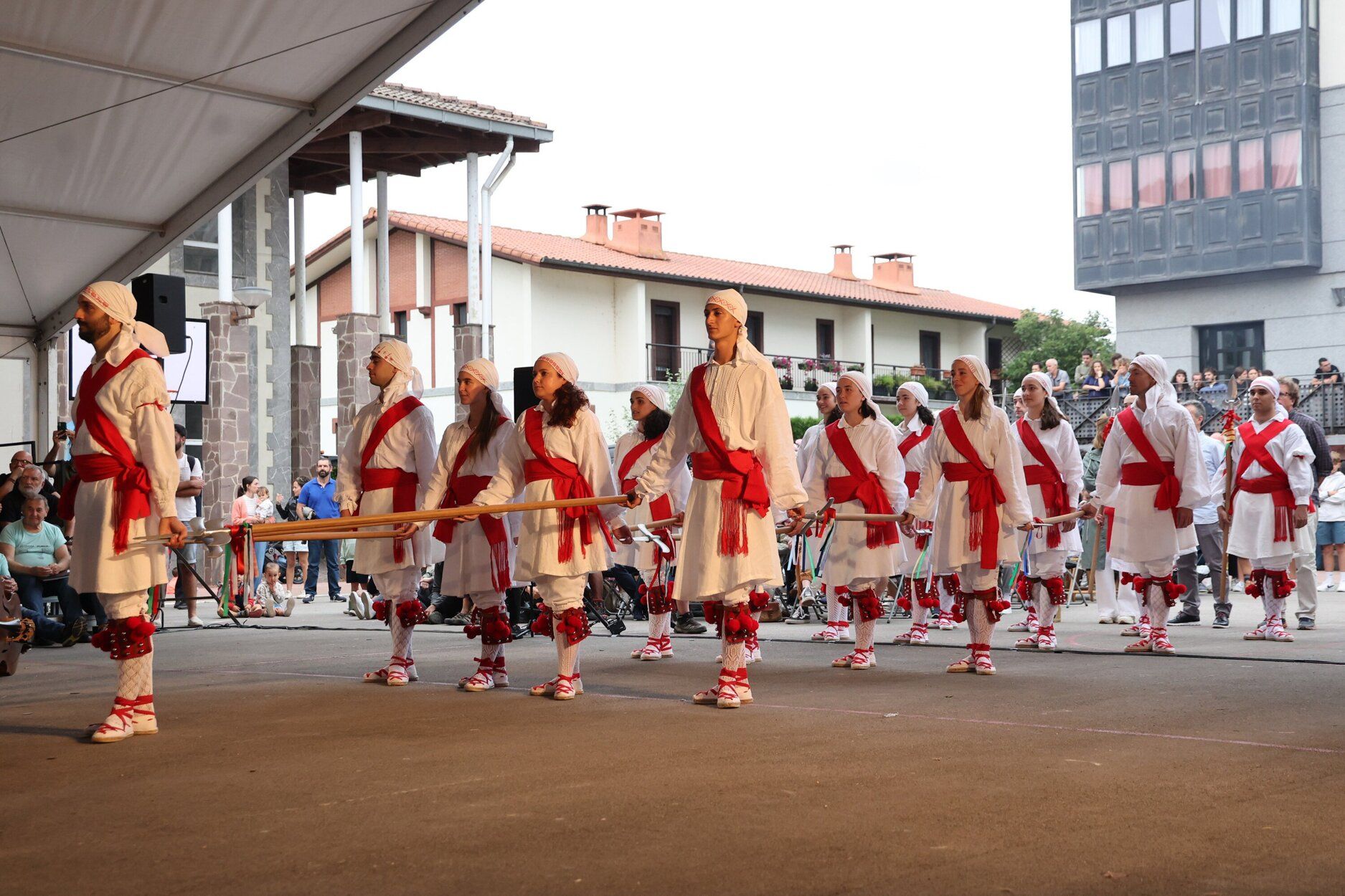 Sin mugas, pero con música y danzas, para celebrar los 1.000 años de 'Ipuskoa' en Berastegi