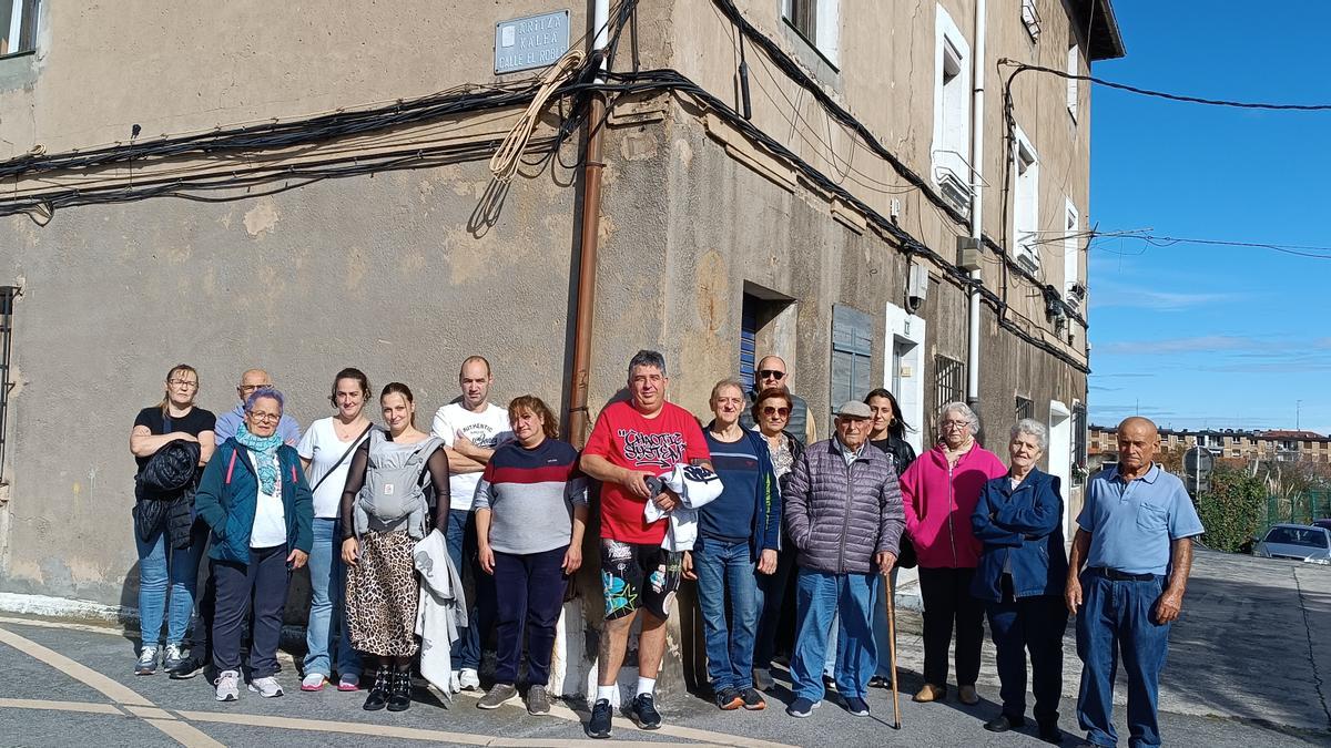 Cerca de 30 vecinos de esta zona que llevan más de tres décadas luchando por ser realojados. Cerca de 30 vecinos de esta zona que llevan más de tres décadas luchando por ser realojados.