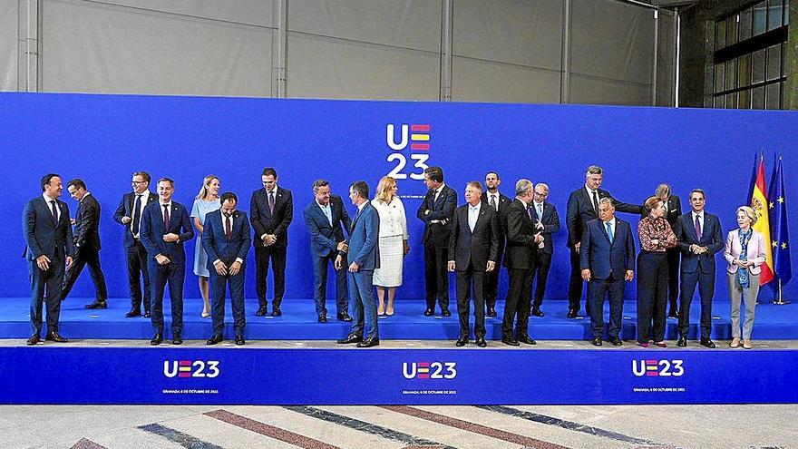 Foto de familia de los jefes de Estado y de Gobierno que tomaron parte en la cumbre informal de la UE en Granada.