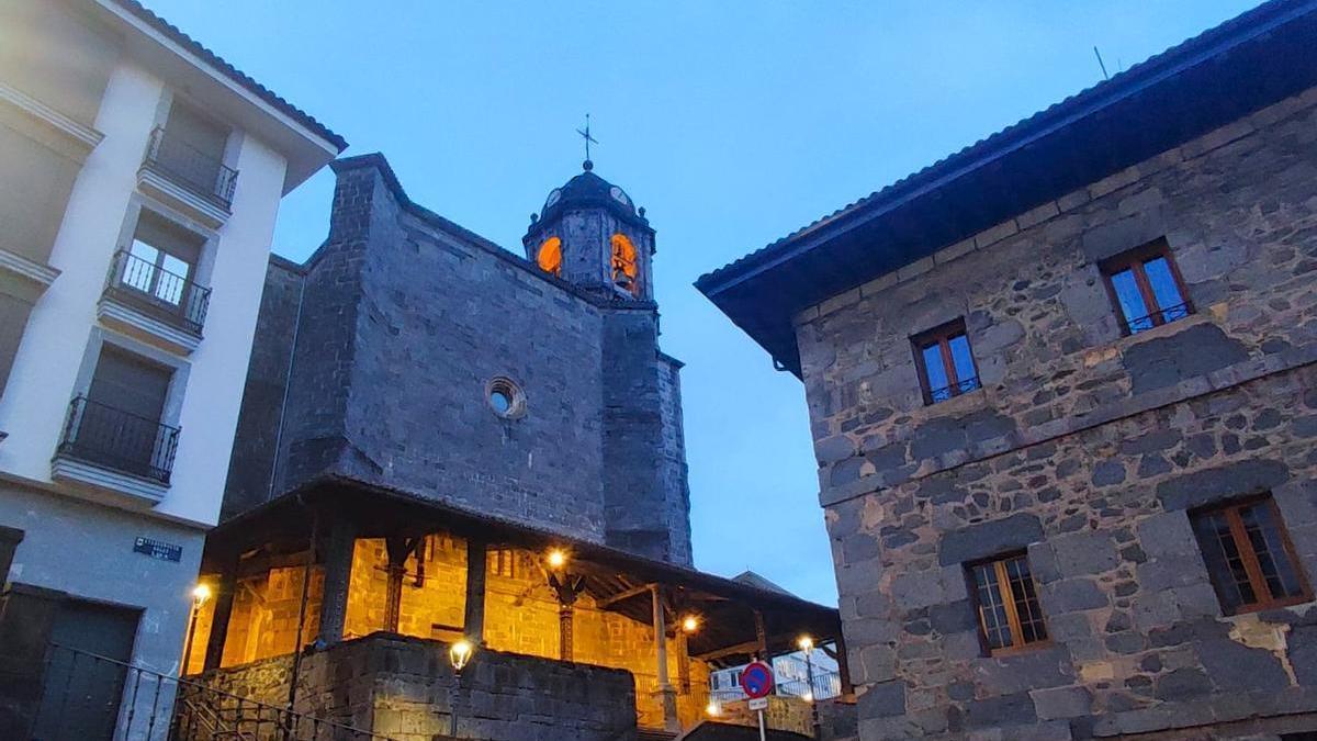 Vista de Santa María la Real, la iglesia que alberga las campanas objeto de la controversia en Soraluze.