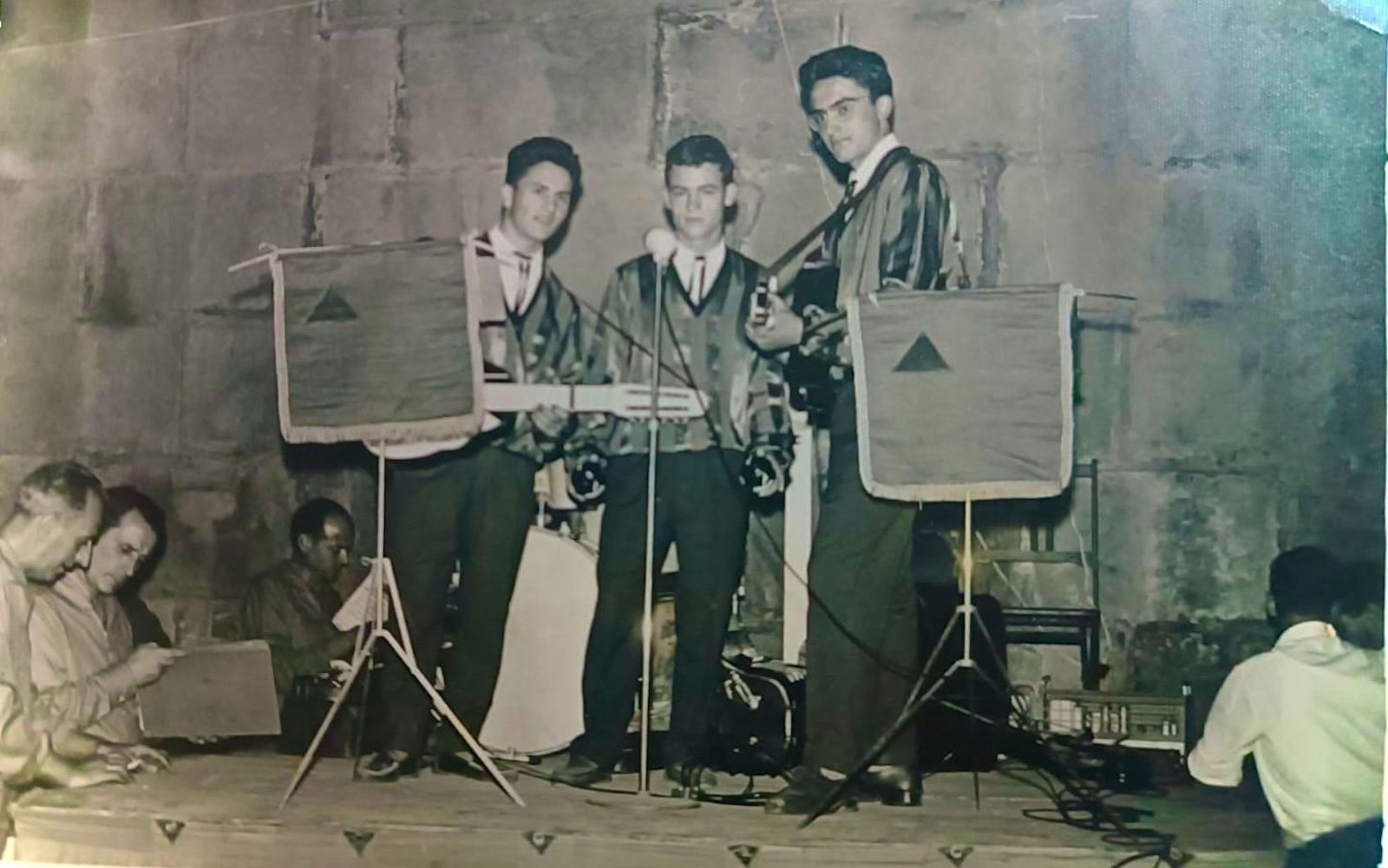 La banda del padre de Juantxo (su padre es el del centro), en el frontón de Ordizia a comienzos de los años 60.