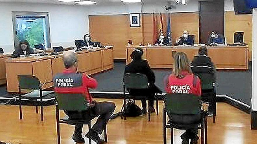 El acusado, a la derecha, junto a la intérprete de euskera y frente al tribunal.