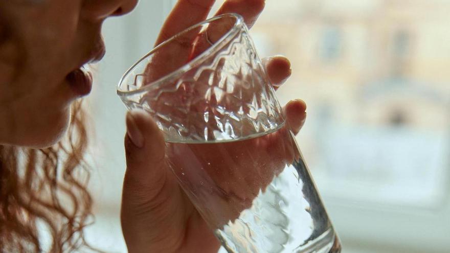 Una experta de la CUN dice que la hidratación en verano no implica solo beber más agua