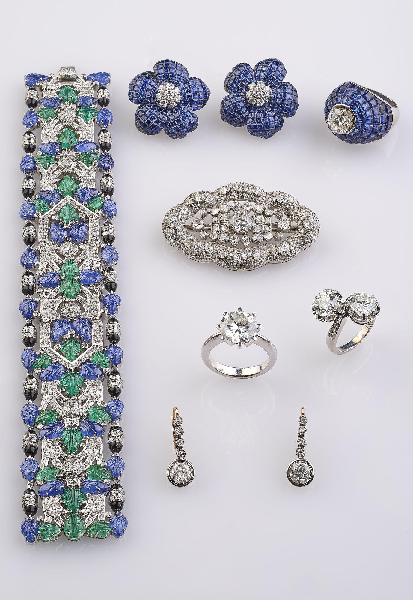 Sala Moyua presenta una cuidada selección de piezas con precios de salida muy interesantes.