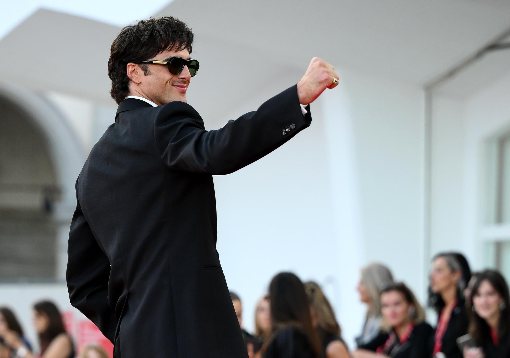 En fotos: el paseo triunfal de Jacob Elordi por la alfombra roja de Venecia