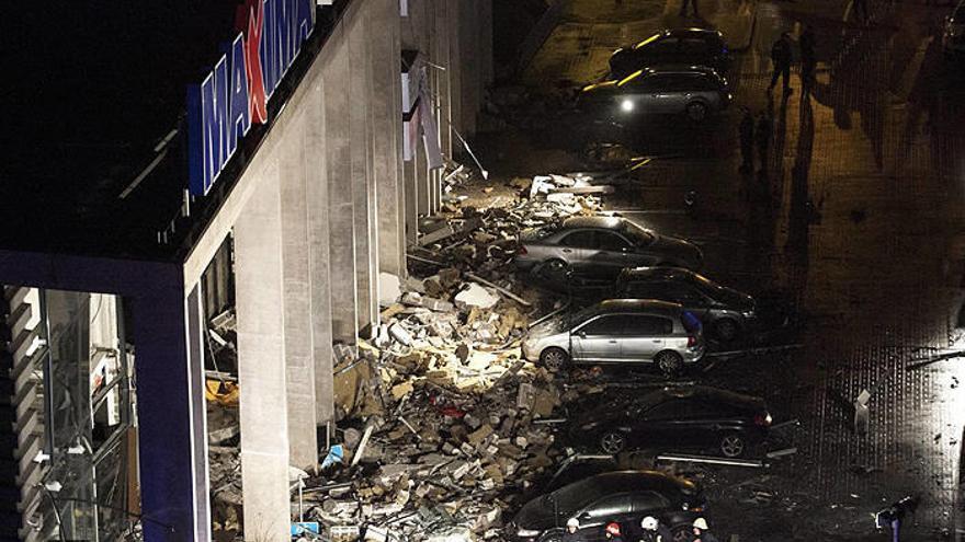 Al menos 38 muertos tras derrumbarse el techo de un centro comercial en Riga, Letonia