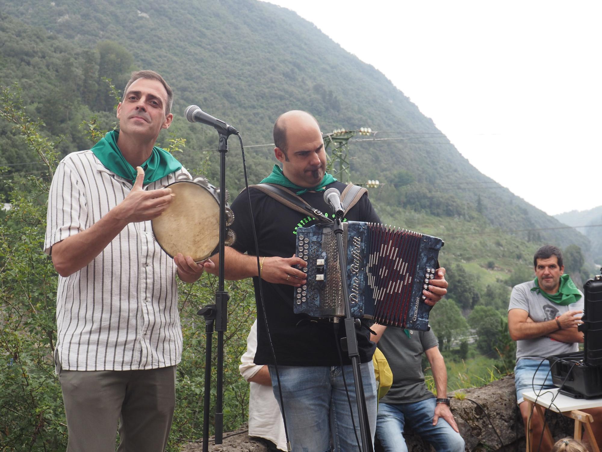 Fiesta en verde y blanco en la ermita de Santa Ana de Mendaro