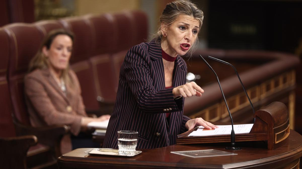 La vicepresidenta segunda y ministra de Trabajo y Economía Social, Yolanda Díaz, interviene durante una sesión de control al Gobierno, en el Congreso de los Diputados.