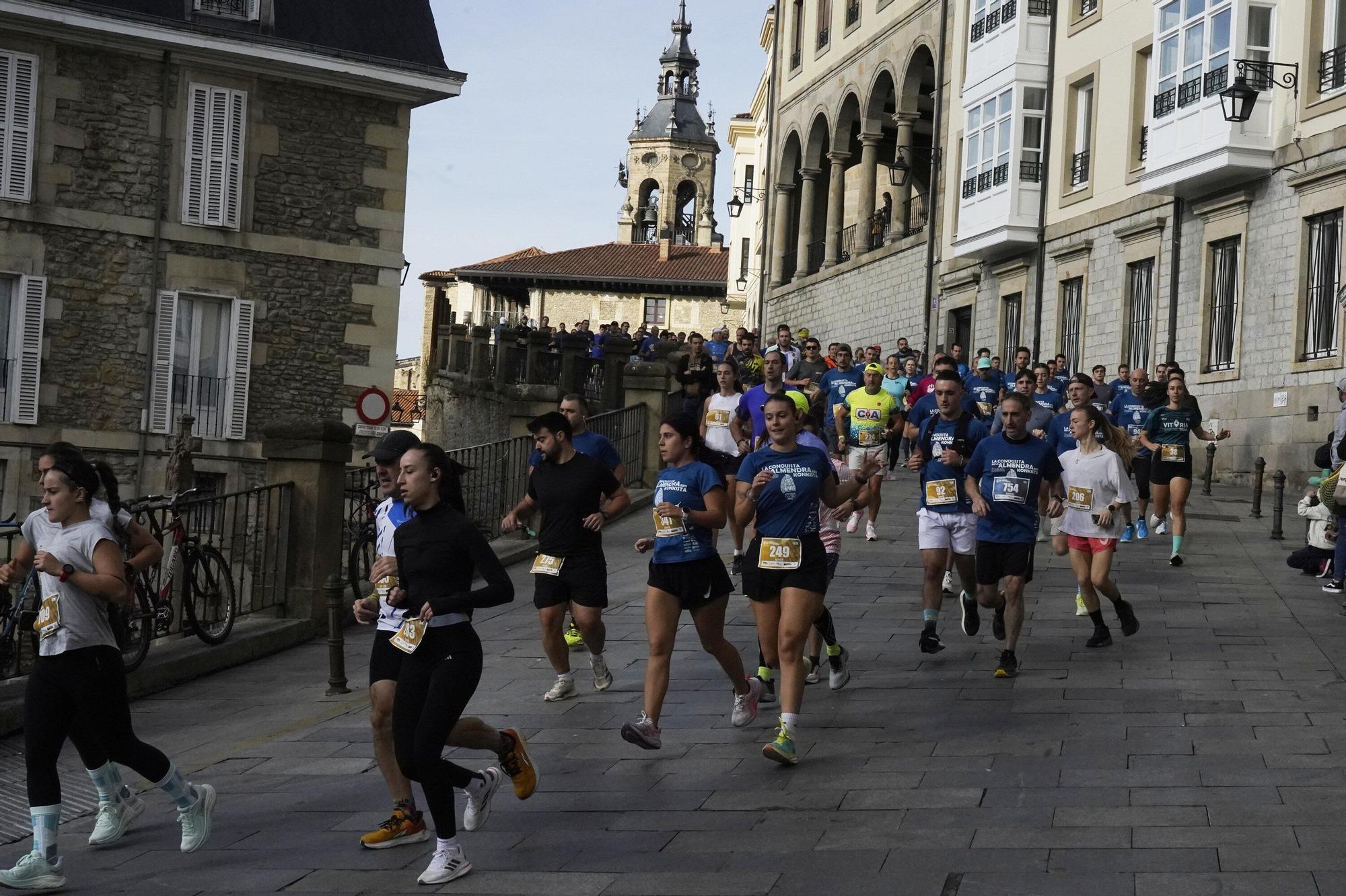 En imágenes: Miles de personas conquistan la Almendra de Gasteiz