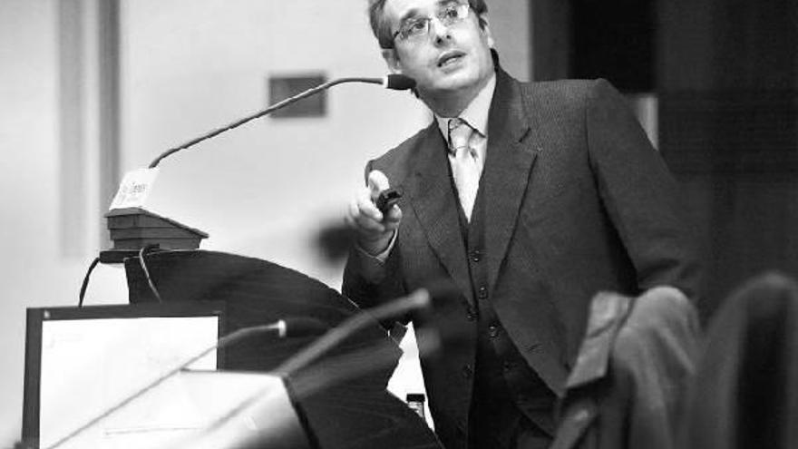 Enrique Roche, durante la charla organizada por Anadi en Pamplona.