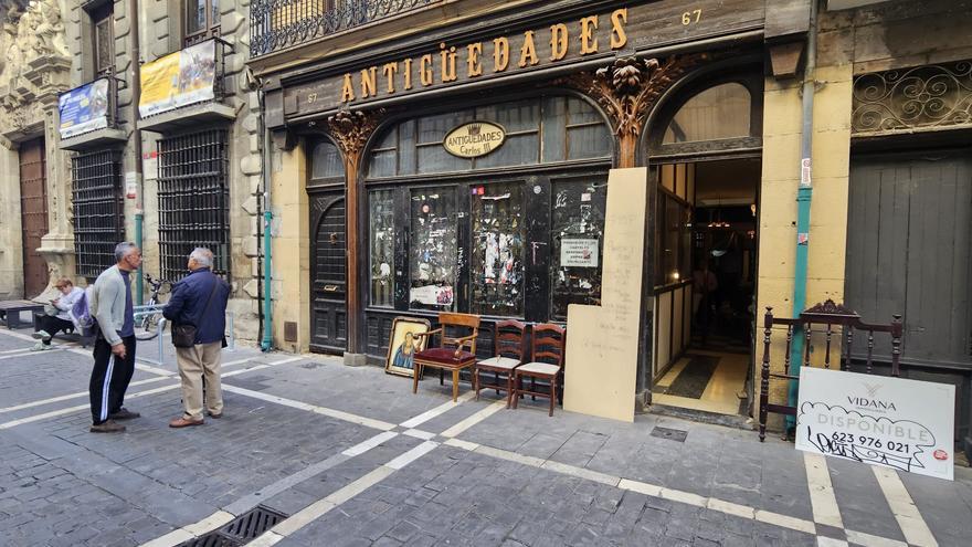 La tienda Antigüedades Carlos III en la calle Mayor de Pamplona dará paso a un Primaprix