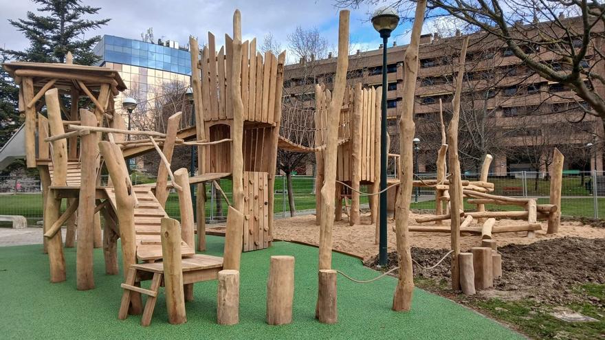 Pamplona renueva la zona infantil del parque Tomás Caballero