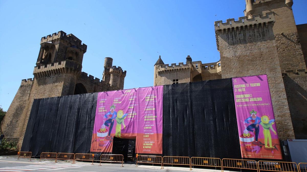 El cartel del Festival de Olite 2025 sobre los muros del castillo