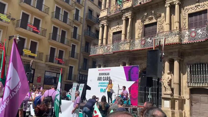 Silvia, liberada sindical de Gizalan en ELA ha cantando al final del acto sindical.