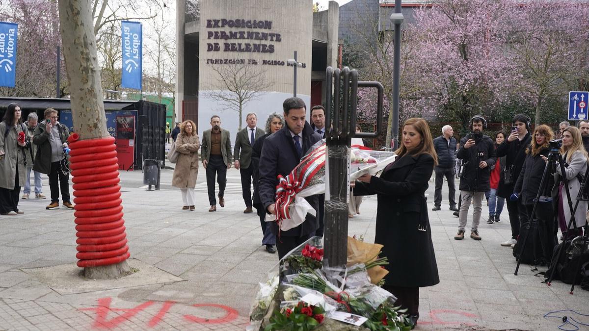 Ofrenda floral en recuerdo a las víctimas del 3 de marzo