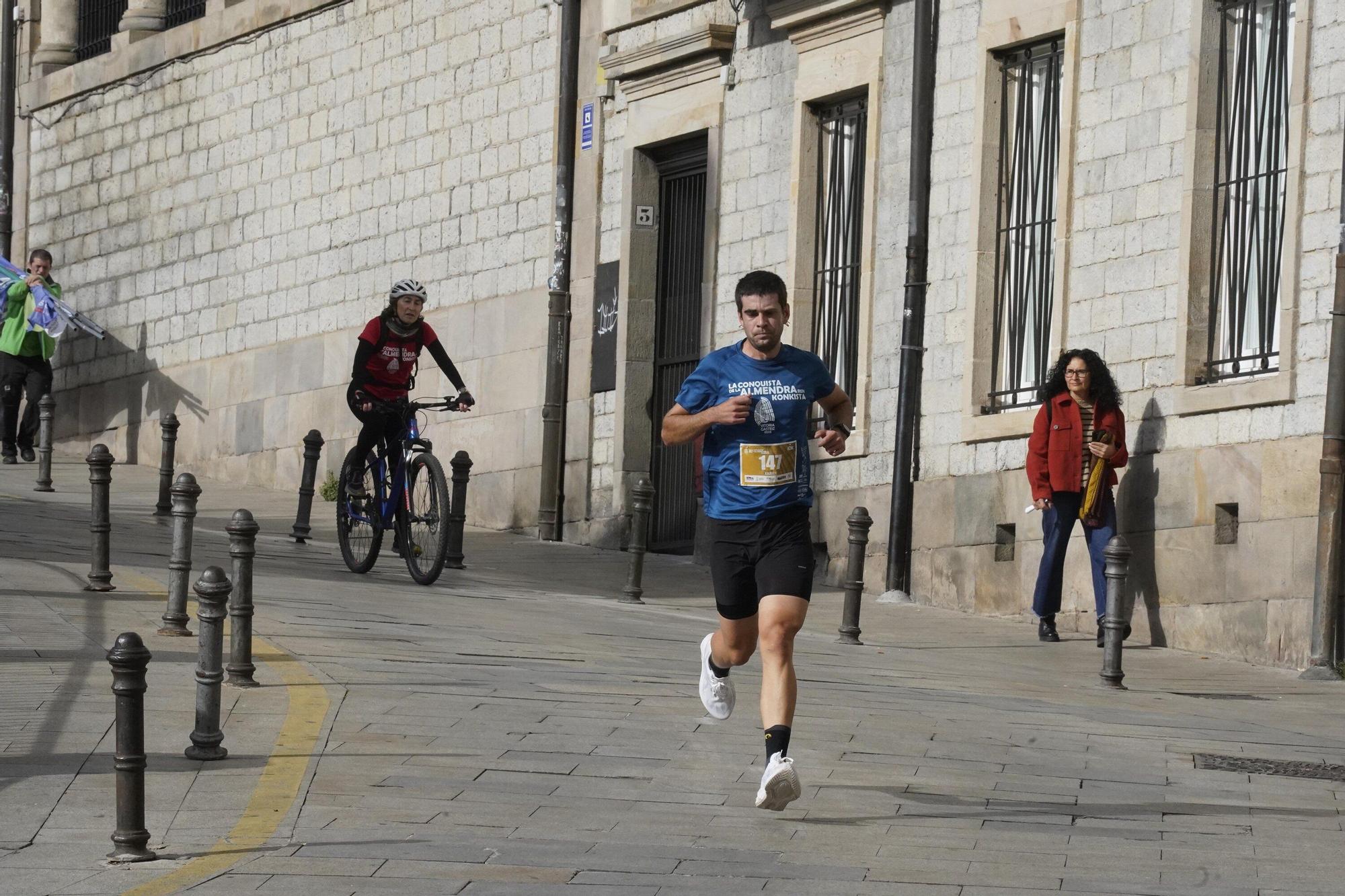 En imágenes: Miles de personas conquistan la Almendra de Gasteiz