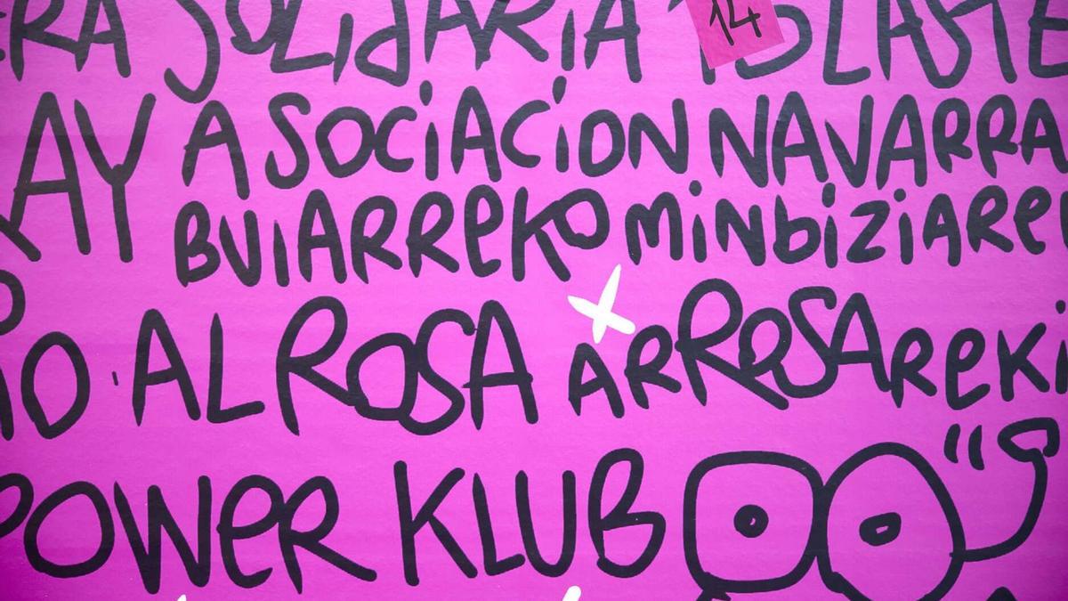 Un panel de la Asociación de Cáncer de Mama de Navarra  con motivo del Día Internacional del Cáncer de Mama.