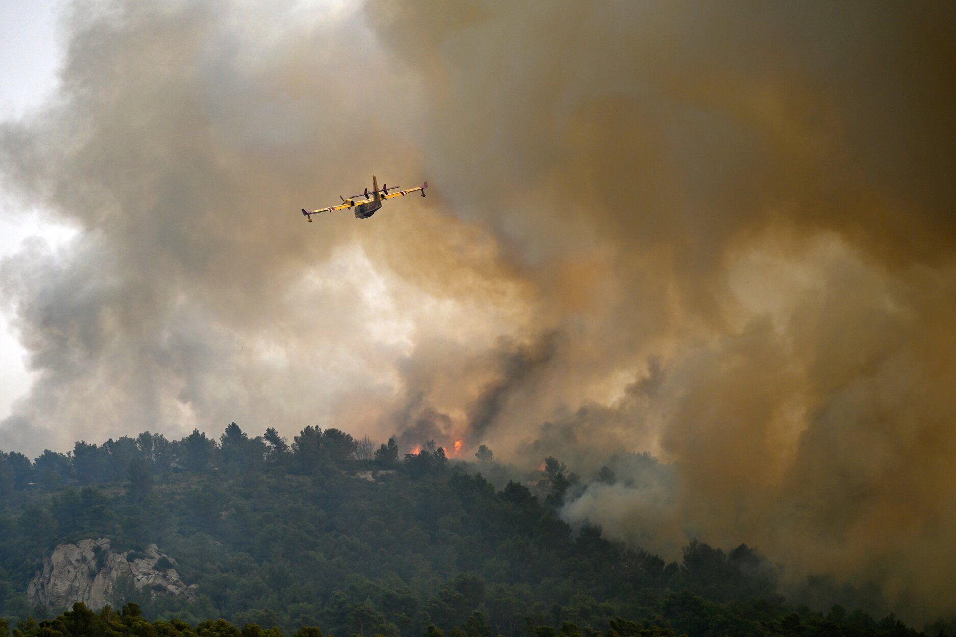 Francia lucha contra uno de los peores incendios en medio siglo