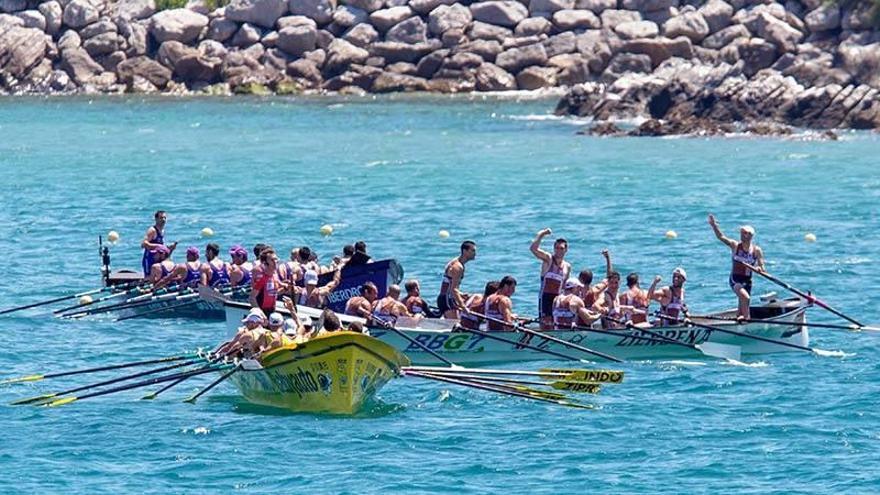 Los remeros de Zierbena celebran la victoria en la regata disputada en Castro Urdiales. Fotos: José Mari Martínez