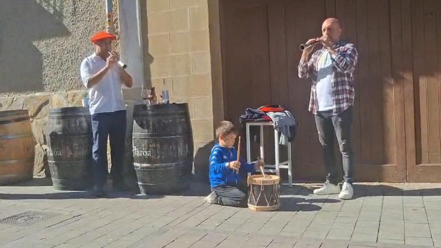 Unai Eugui, el niño de 7 años que toca el tambor en fiestas de Villava