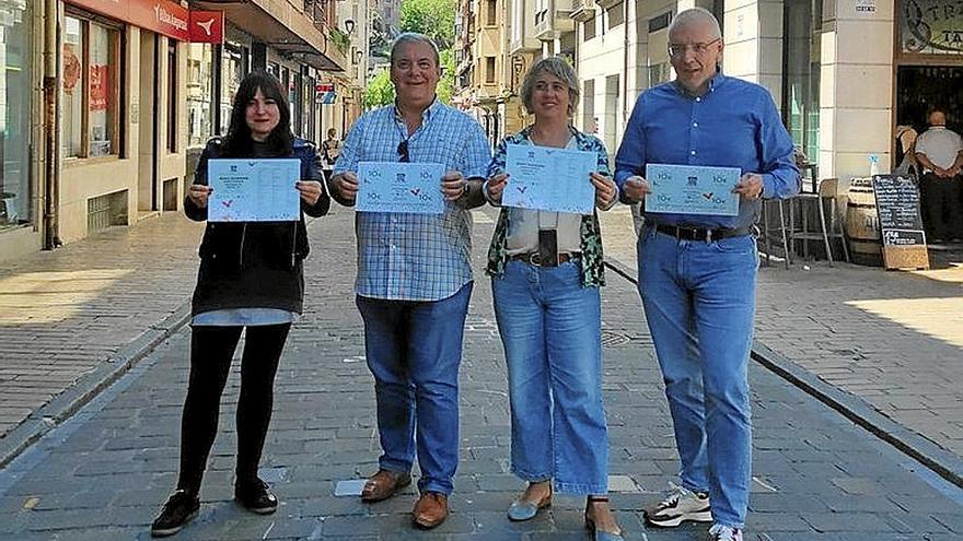 Iñaki Ostolaza, alcalde de Zumaia, junto a comerciantes.  | FOTO: GERTU ZUMAIA