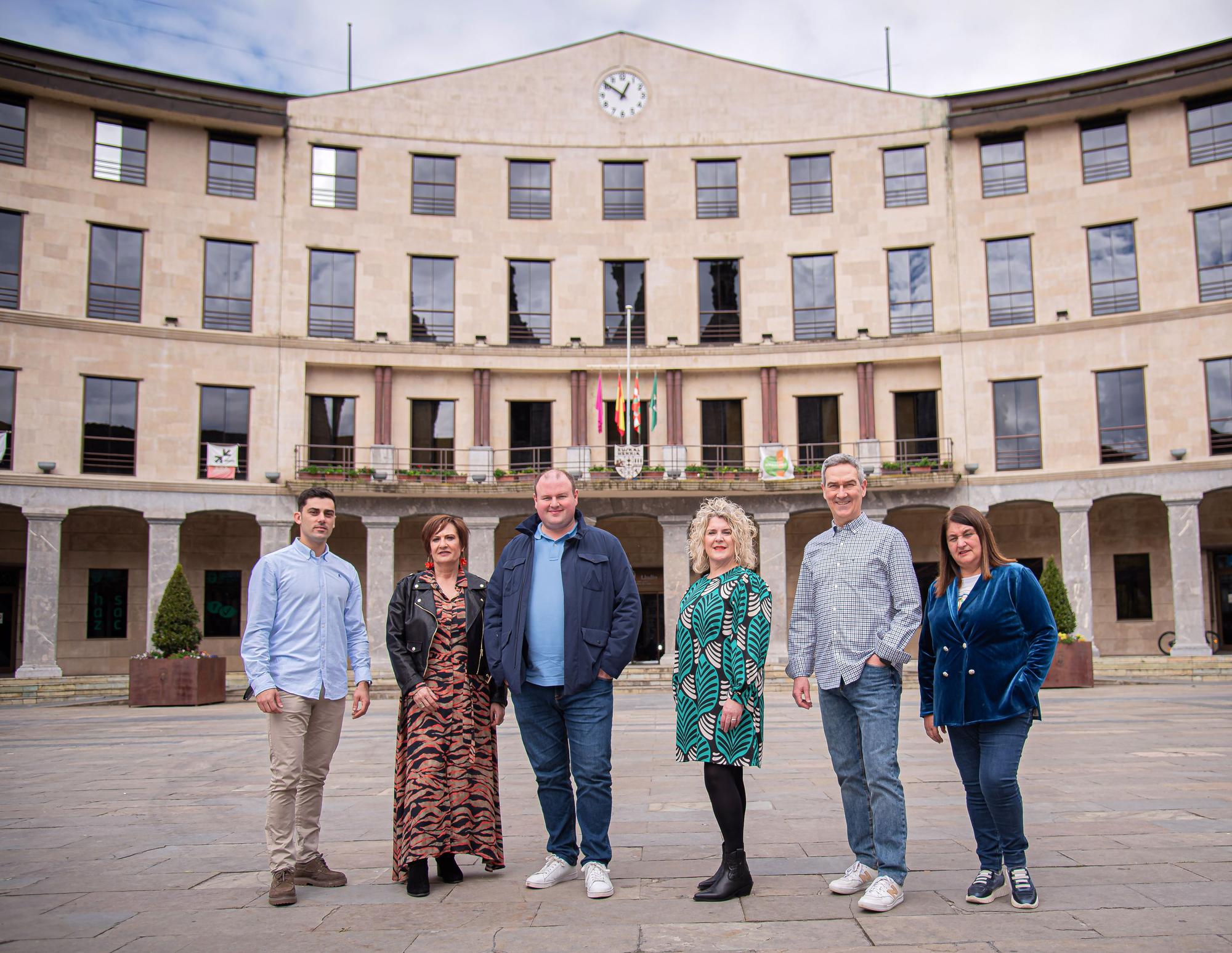 El grupo municipal PNV en Laudio, frente al Ayuntamiento en la Herriko Plaza