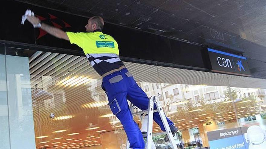 CaixaBank aumenta las indemnizaciones por el ERE y reduce los traslados a 200