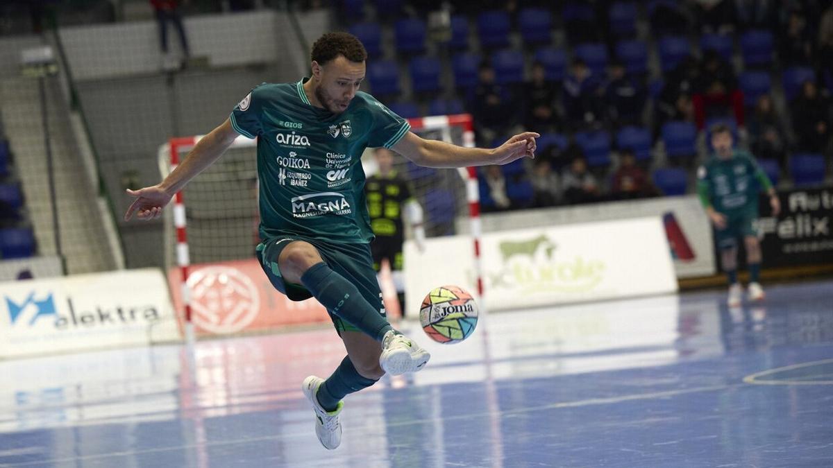 Juninho, en un lance del Osasuna Magna - Jaén.