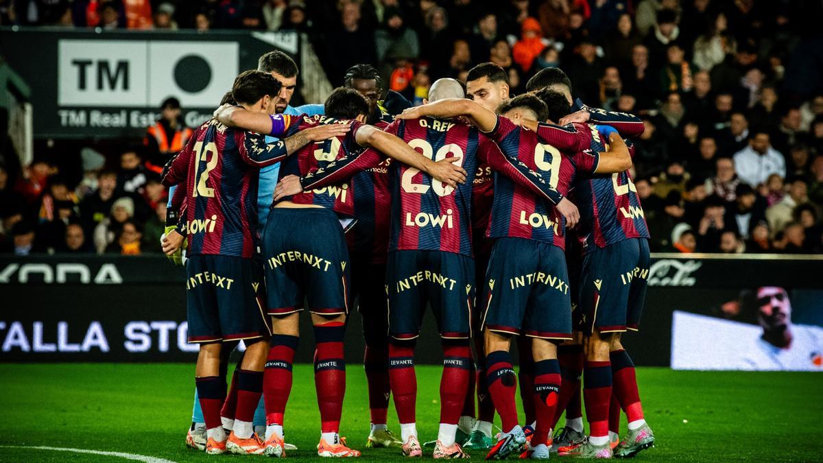 Los jugadores del Levante se conjuran antes de comenzar el partido del pasado fin de semana ante el Valencia (1-0) en Mestalla.