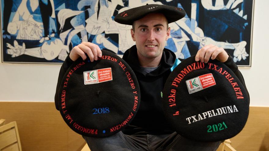 Joanes Bakaikoa, el coleccionista de txapelas