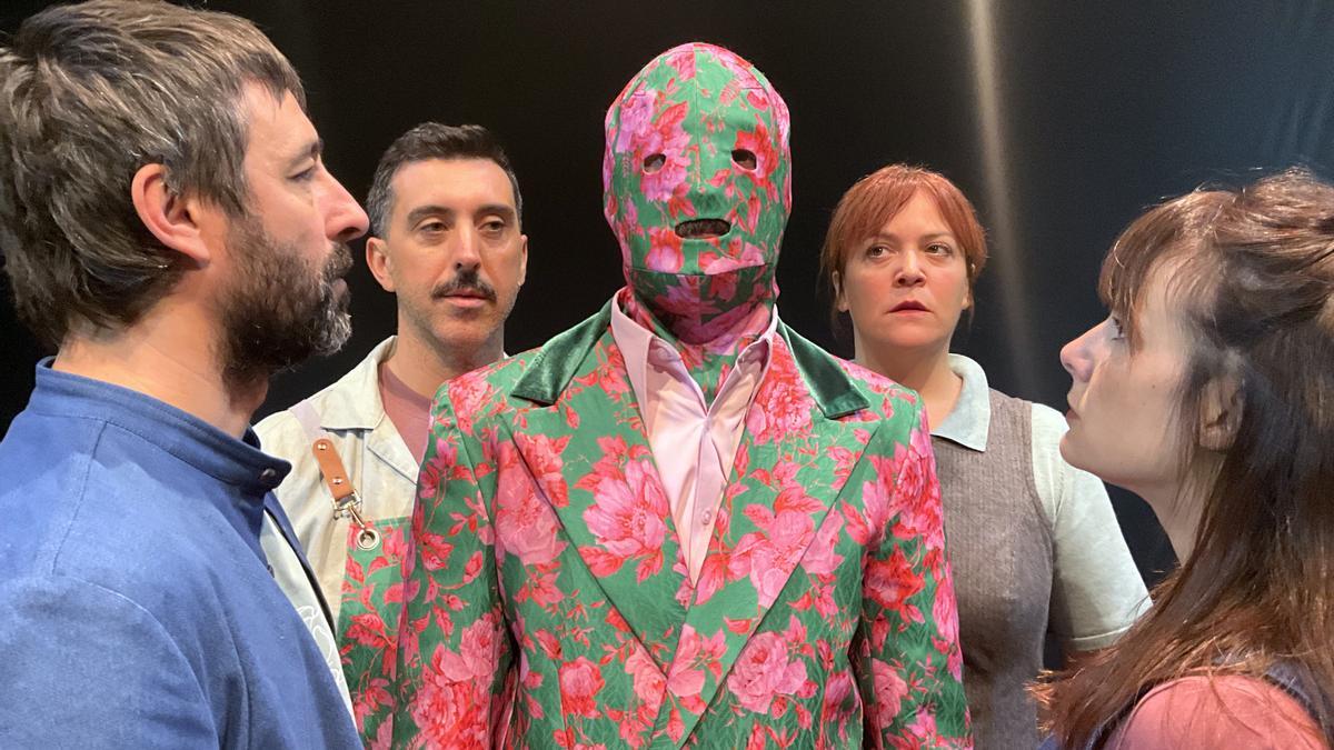 La obra está escrita por Unai Izquierdo y dirigida por Getari Etxegarai, y ambos forman parte del elenco junto a Mikel Losada y Olatz Ganboa