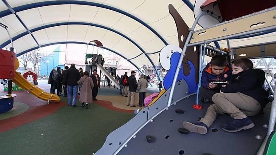 Zorrotza estrena una zona  de juegos infantiles cubierta de 400 metros cuadrados