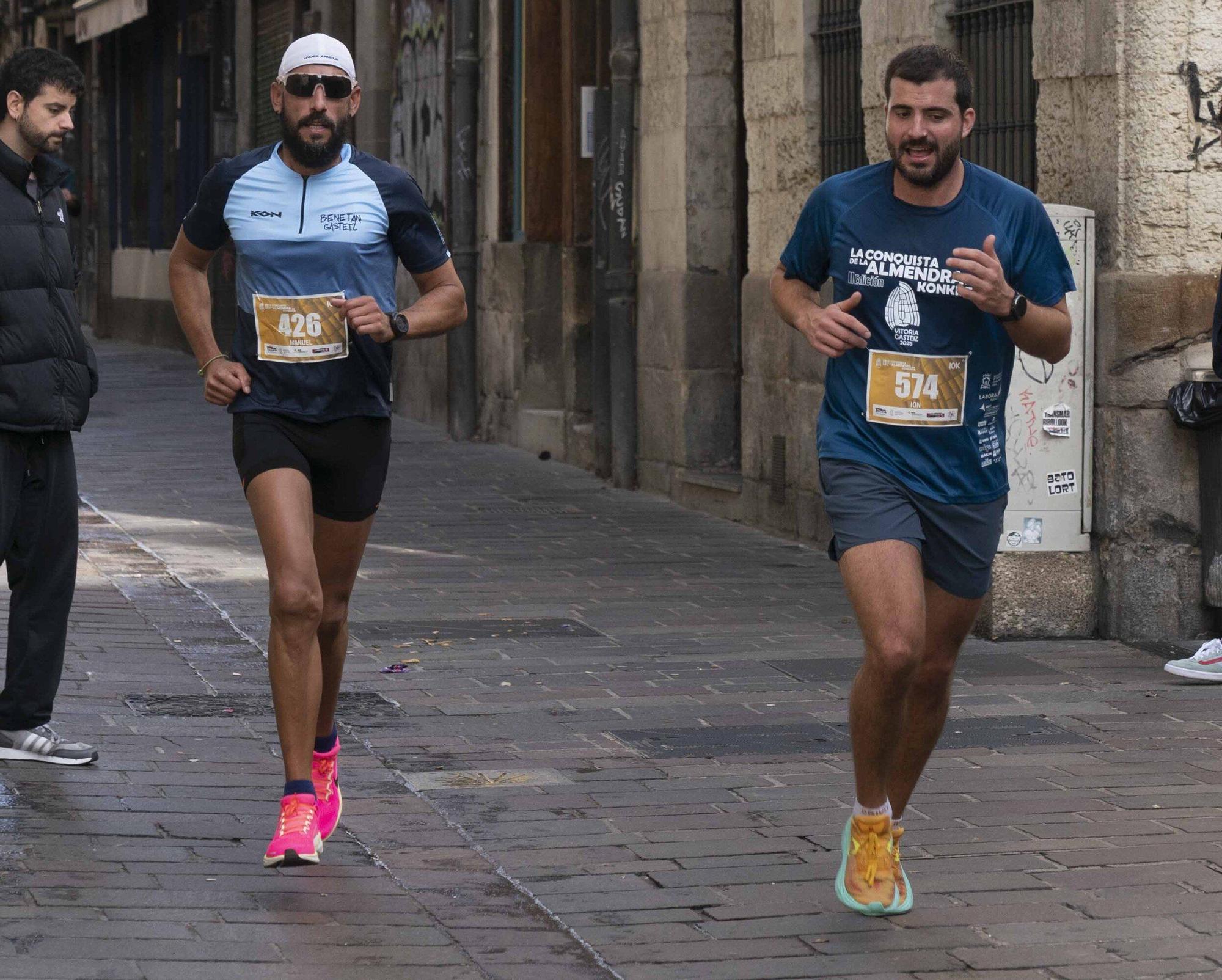 En imágenes: Un millar de corredores atraviesan la almendra