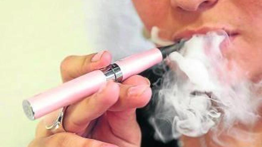 Una persona ‘vapea’ con un cigarrillo electrónico.
