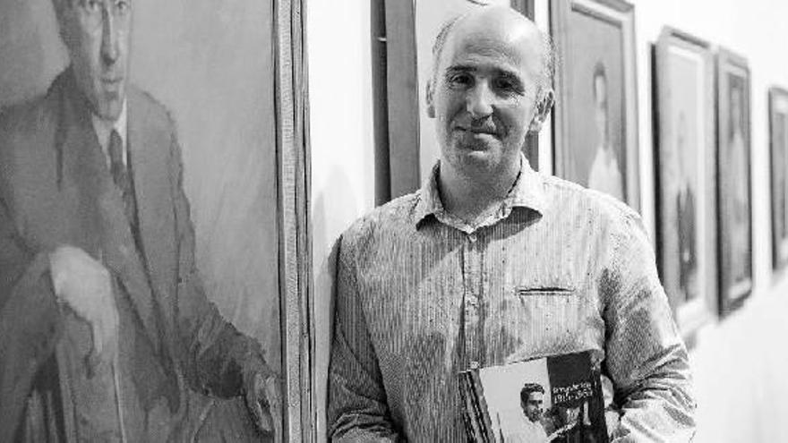 Miguel Ángel Elkoroberezibar con su libro, ayer, en la Ganbara del Koldo Mitxelena.