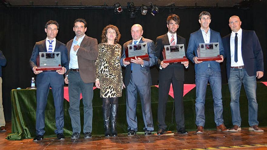 De izda a dcha, Roberto Martín, Manuel Sagüés, la alcaldesa Cristina Sota, Fernando Pizarro, el rejoneador Roberto Armendáriz, Juan Andrés Hermoso de Mendoza y David Arrula (presidente del club).