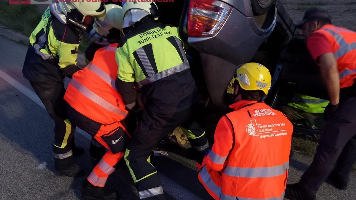 Efectivos de Bomberos desatrapan al hombre herido.
